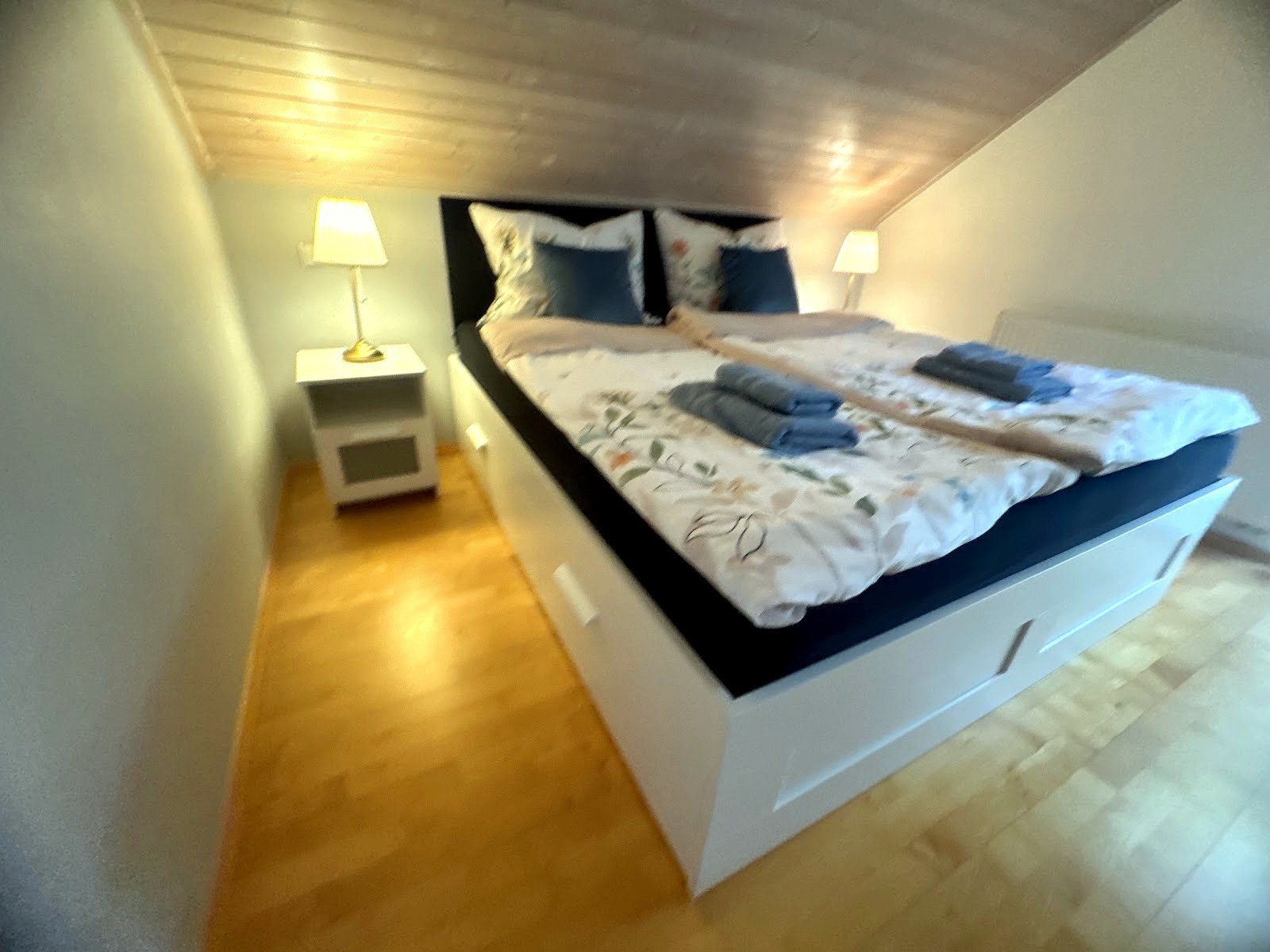 Manželská ložnice s nočními lampičkami