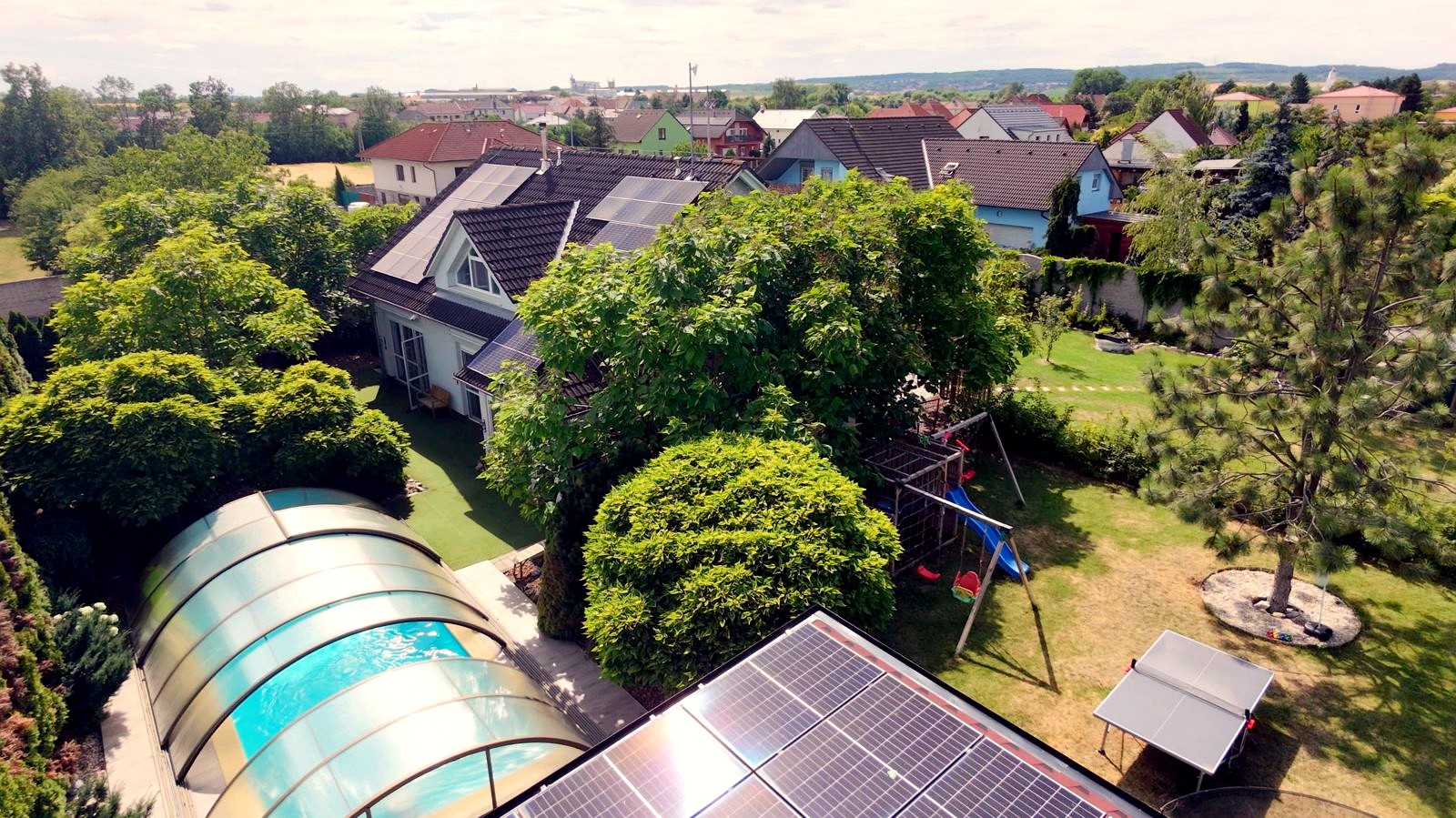 Celý areál vily z výšky