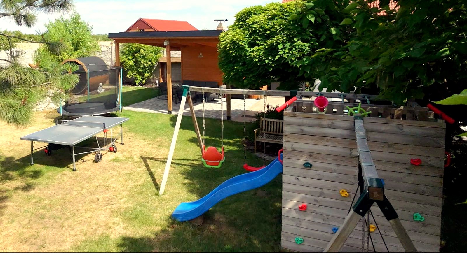 Zahrada — trampolína, dětské hřiště a pergola