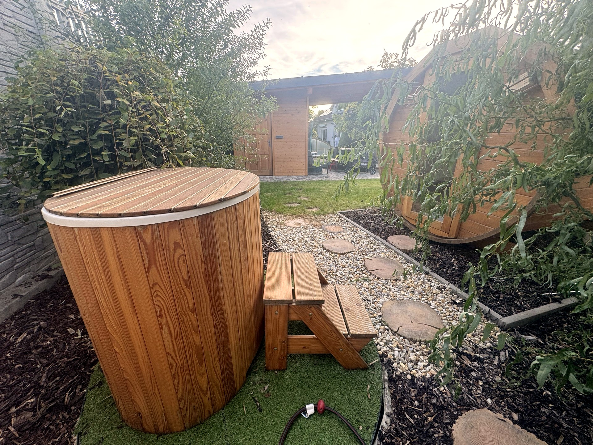 Koupací káď a sudová sauna